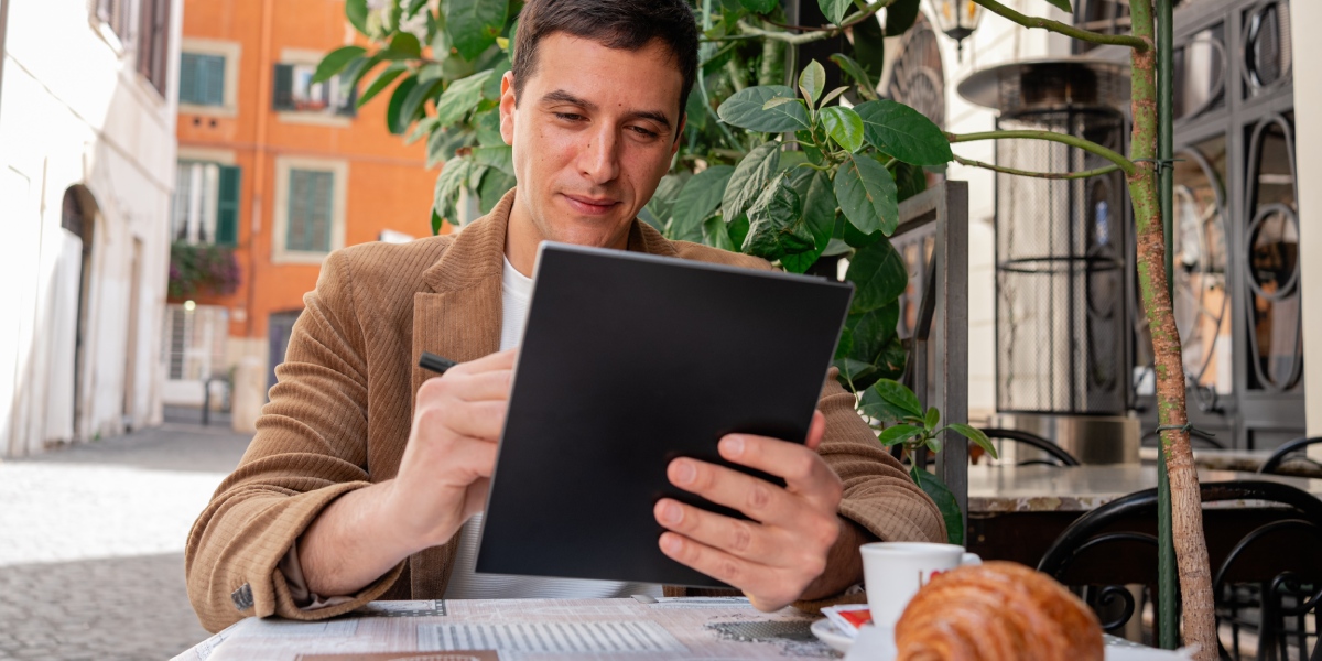 Faceți cunoștință cu noul PocketBook InkPad Eo 2 cu ecran E Ink color de 10,3” și o nouă tehnologie pentru scrierea de mână